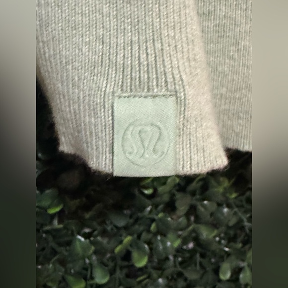 Lululemon Crossover Ribbed Waist
Sweater in Heathered Creamy Mint - Picture 11 of 12